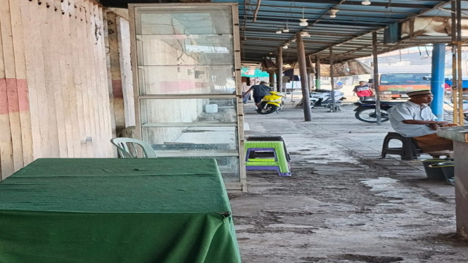 Lapak PKL di areal Pasar Desa Bajulmati