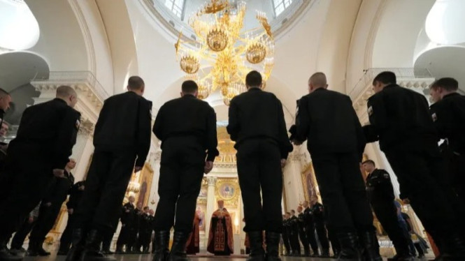 Para wajib militer Rusia menghadiri kebaktian di Katedral Trinitas