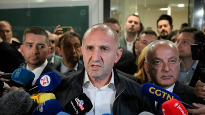 Rumen Radev berbicara kepada media di markas partainya