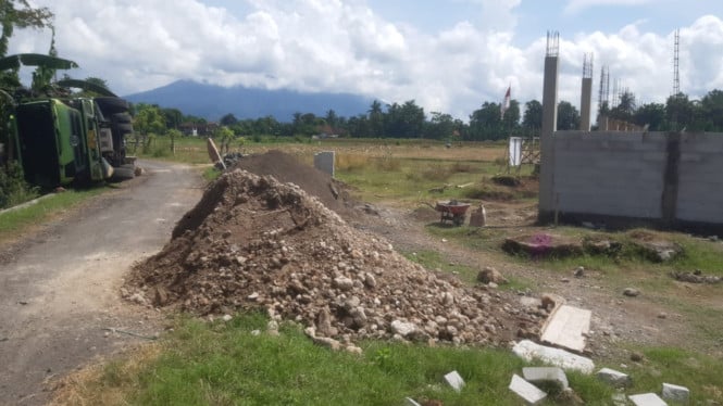Truk terbalik di depan lokasi pembangunan KDMP Bimorejo