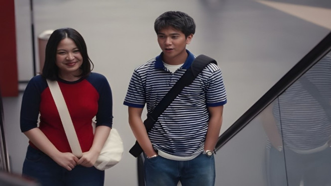 Bernadya dalam video klip Rabun Jauh
