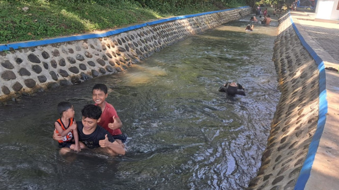 Reco, Dastant dan Afif menikmati segarnya air sungai di Bendung Bajulmati