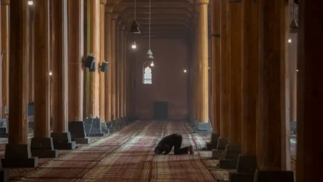 Seorang pria Kashmir berdoa di dalam Masjid Jamia di Srinagar