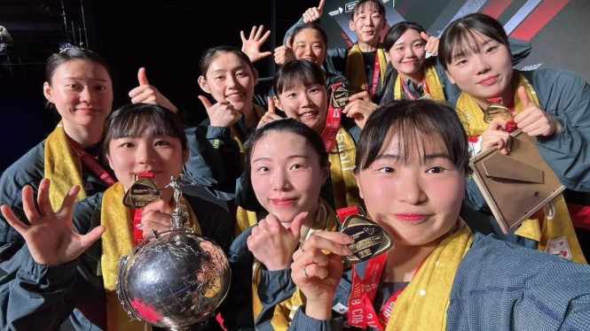Tim Uber Korea Selatan berpose dengan medali dan tropi Uber Cup 2026.