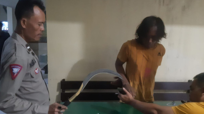 Pelaku dan barang bukti celurit diamankan Polisi
