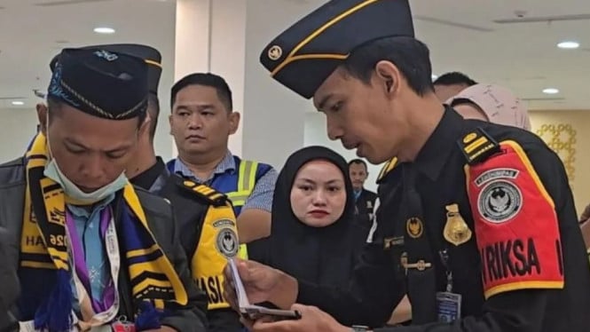 Petugas Imigrasi bandara di tanah air layani calon haji