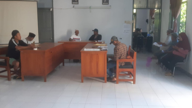 Warga mengajukan barcode pertanian di BPP Wongsorejo, Banyuwangi, Jawa Timur