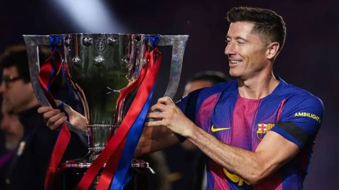 Robert Lewandowski berpose dengan trofi LaLiga.