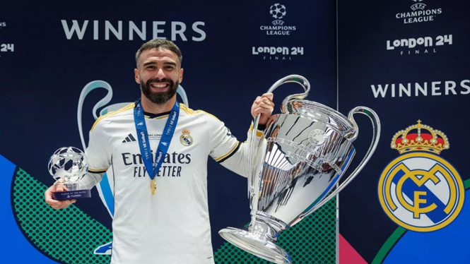Dani Carvajal berpose dengan trofi Liga Champions dan penghargaan Man of the Match di final London 2024.