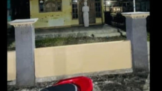 Foto penampakan pocong depan rumah Bonadi warga Kecamatan Wongsorejo, Banyuwangi, Jawa Timur