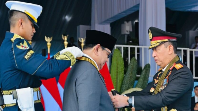 Presiden Prabowo saat Menerima Medali Loka Praja Samrakshana Polri