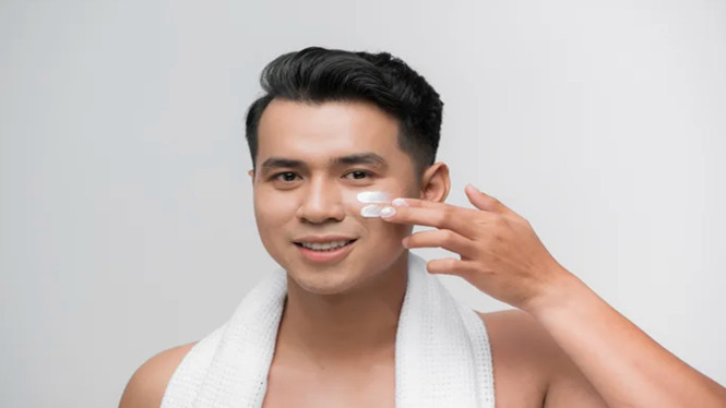 Cowok yang memakai skincare dianggap feminin seperti cewek. Padahal, penggunaan skincare sejatinya tidak bisa menjadi tolak ukur feminin dan maskulin.