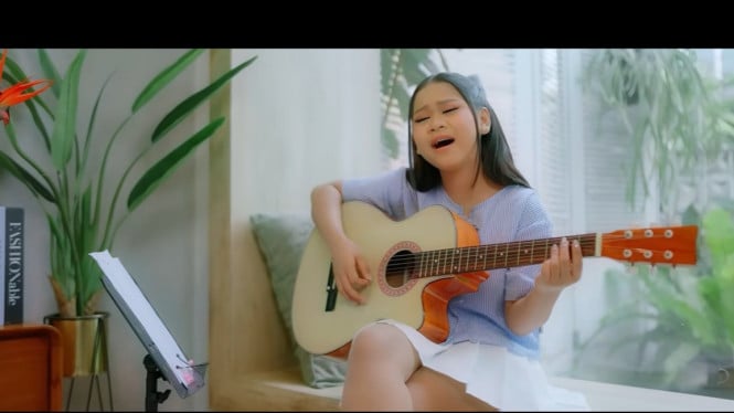 Cuplikan video musik "Menyala" April DA7