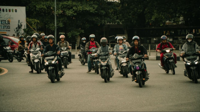 Ilustrasi Kendaraan Sepeda Motor/ Lalu Lintas/ Suasana di Jalan