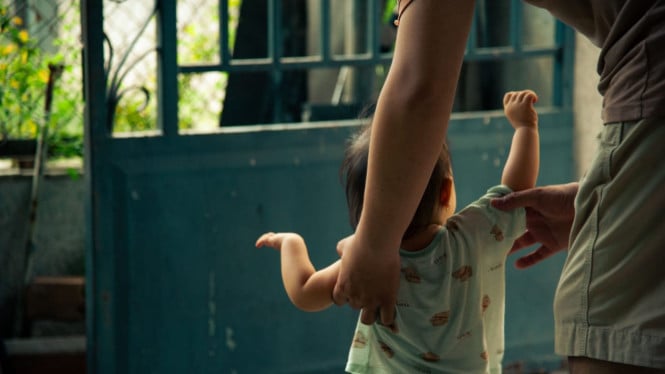 Tips jitu atasi anak takut berjalan agar berani melangkah mandiri.