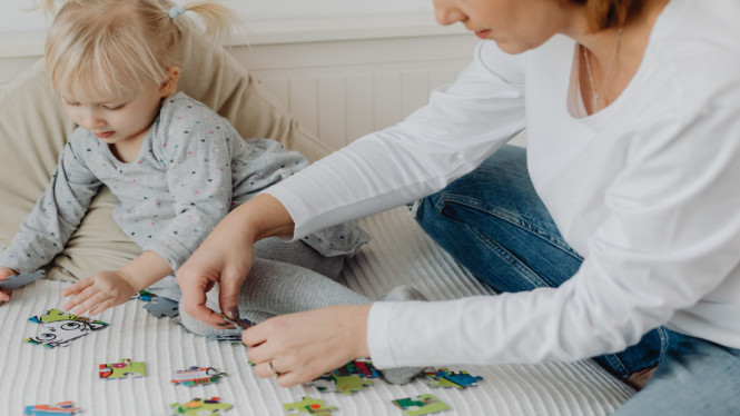 Mengajak anak bermain puzzle meningkatkan fokus dan kreativitas