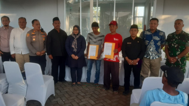 Perwakilan Warga Desa Alasbuluh Mendapatkan Salinan Surat Pernyataan Pengakuan Hak
