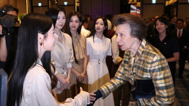 Princess Anne Menjabat Tangan Member NMIXX