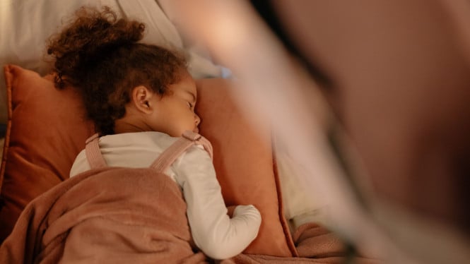 Cara menerapkan sleep training pada toddler untuk menciptakan tidur yang nyenyak dan nyaman.
