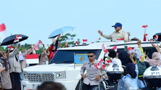 Presiden Prabowo dalam Kunjungan dengan Maung Garuda Buatan PT Pindad