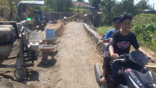Proses perbaikan jembatan penghubung Desa Sidowangi dan Desa Bajulmati