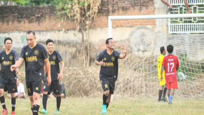 Muansin (selebrasi), sesaat setelah mencebol gawang PSPW Legeng Wonorejo