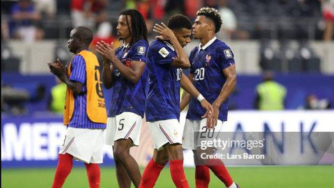 Para pemain Timnas Prancis berjalan tertunduk usai takluk dari Spanyol di semifinal Piala Dunia 2026.
