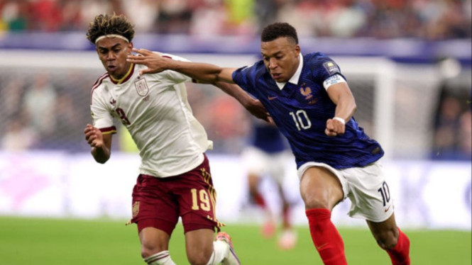 Duel panas ketika Lamine Yamal membawa bola dikawal ketat oleh Kylian Mbappe.