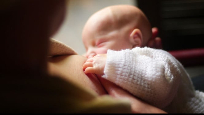 Panduan ibu menyusui di ruang publik agar tetap nyaman dan aman untuk si bayi dan orang lain.