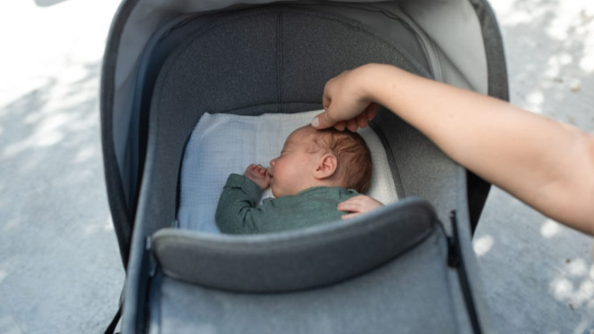 Menghirup udara segar pagi hari menjadi stimulus visual yang aman sekaligus mendukung proses adaptasi fisik awal bagi kesehatan bayi baru lahir di lua