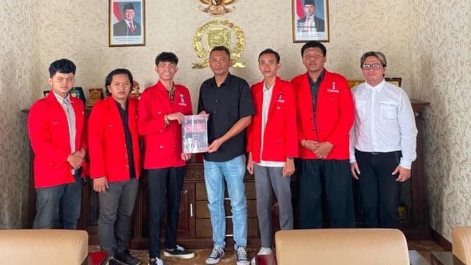 DPC GMNI Banyuwangi saat Menyerahkan Kajian Akademik ke Ketua DPRD Banyuwangi