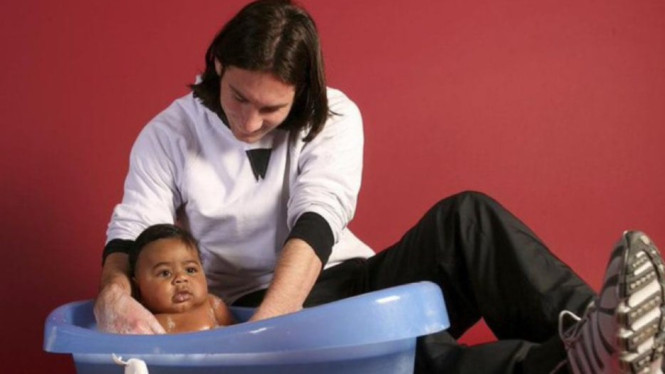 Lionel Messi bersama Lamine Yamal bayi dalam sesi Pemotretan amal UNICEF