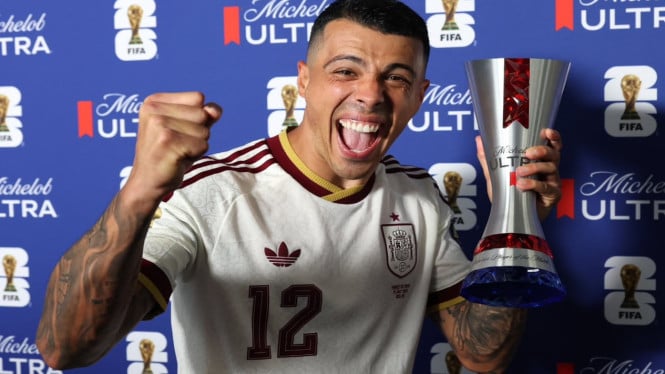 Pedro Porro berpose dengan trofi Player of the Match usai membawa Spanyol mengalahkan Prancis 2-0