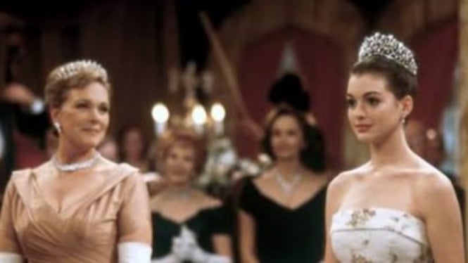 Mia (Anne Hathaway) dan neneknya (Dame Julie Andrews) di kerajaan Genovia
