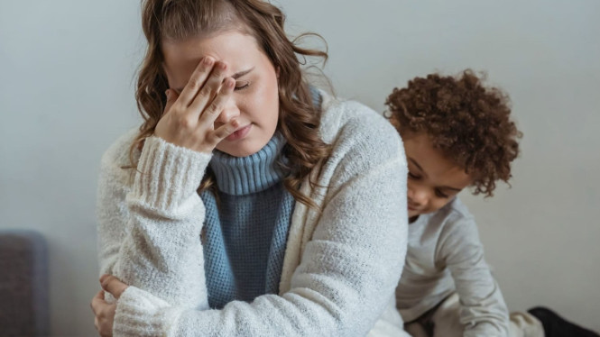 Seorang ibu rumah tangga yang merasakan lelah fisik dan mental