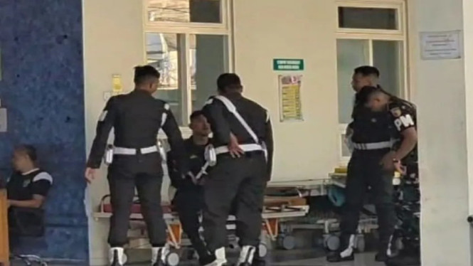 Personel TNI yang Bersiaga di RSUD Setelah Kejadian