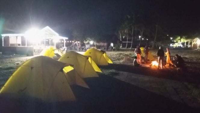 Menikmati keindahan malam di Pantai Kalitopo, Desa Sidodadi, Kecamatan Wongsorejo, Kabupaten Banyuwangi, Jawa Timur