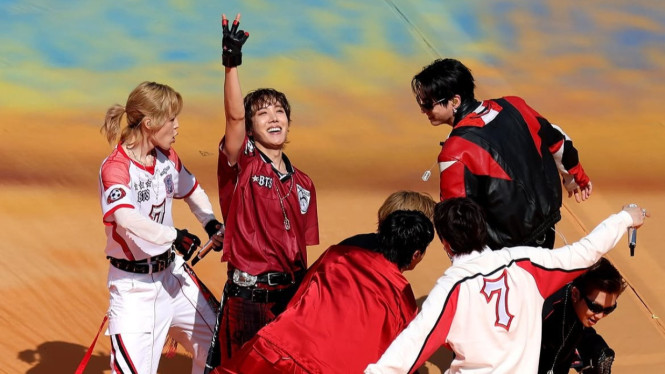 BTS tampil membawakan "Dynamite" dalam halftime show perdana Final Piala Dunia FIFA 2026.
