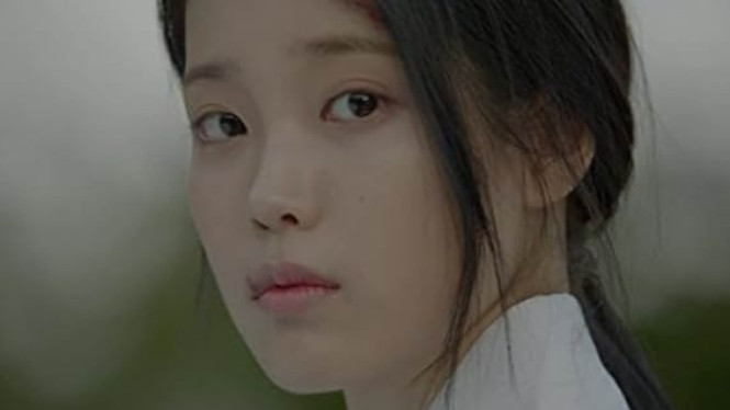 IU tampil sebagai Hae Soo dalam drama Moon Lovers: Scarlet Heart Ryeo yang masih menjadi salah satu drama favorit penggemar hingga kini.