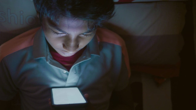 Anak yang terlalu sering bermain gadget