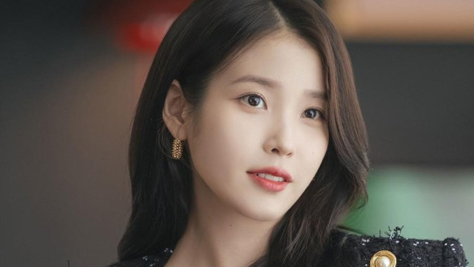 IU menunda konser September 2026 dan perilisan album studio keenamnya demi fokus menjalani pemulihan kondisi kesehatan.