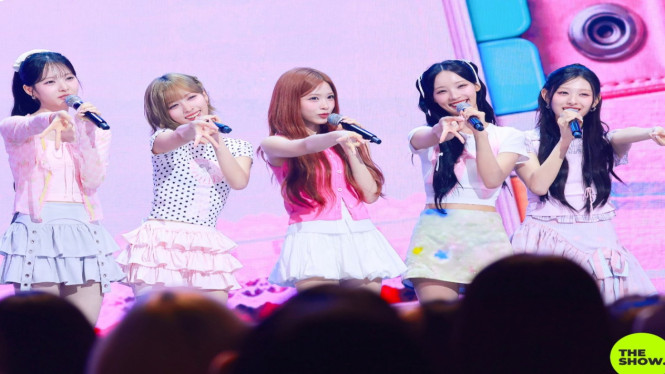 Foto kelima member RESCENE oleh seorang pengemar saat acara music