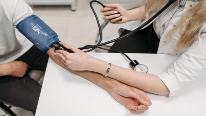 Pemeriksaan kondisi vital pasien oleh dokter untuk menentukan tindakan medis