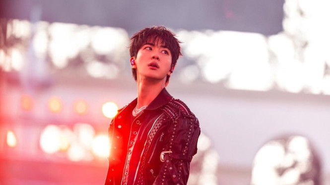 Penampilan Jin BTS di atas panggung sukses mencuri perhatian para penggemar.