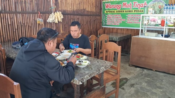Pelanggan sedang menikmati lodeh koro pedas di Warung Mak Tinah