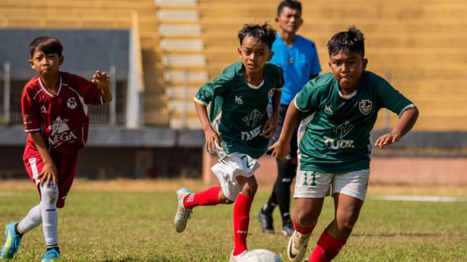Pemain Diponegoro United (DU, Hijau) Banyuwangi dalam sebuah pertandingan