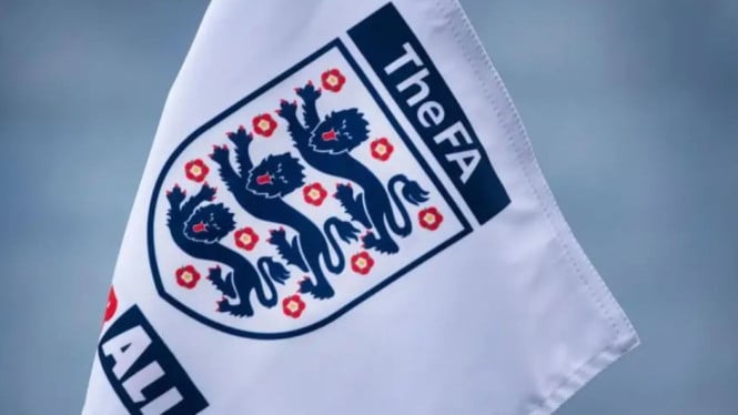 Bendera resmi FA di sudut lapangan sepak bola