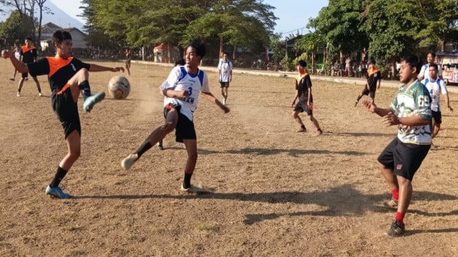 Permainan apik dalam tournament mini soccer Desa Bajulmati