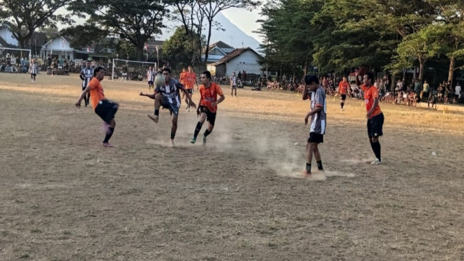 Laga apik dalam tournament mini soccer Desa Bajulmati