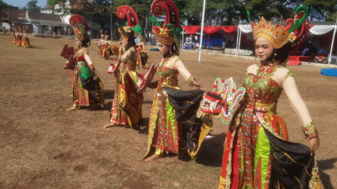 Candy Lovina, siswi MTsN 12 Banyuwangi (kanan)
